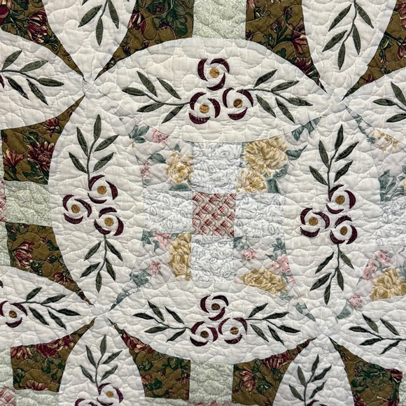 Double Wedding Ring patterned quilt. - Picture 4 of 11